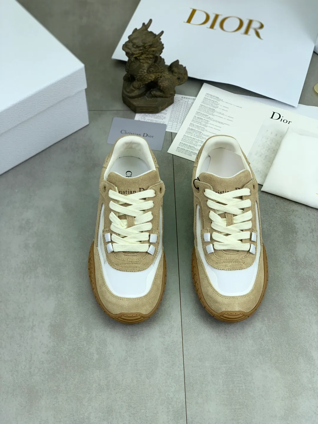 Men's men's shoes P560 new Dior Tech sneakers 2026 early spring series new products, with fashionable details, highlighting retro aesthetics. The light beige anti-suede cow leather upper is spliced ​​with apricot transparent mesh fabric on the side. The upper window edge is adhered with high-frequency flat ironing and back-pressure. It replicates the original craftsmanship, making it beautiful and comfortable without falling off. The interior is made of sheep lining of the same color and is soft and comfortable. The heel and tongue are embellished with the Paris logo. The textured TPU soles with the same color logo. The high-end version is exquisitely packaged with an airplane box, adding to the high-end style. Color: 4️⃣colors available Size: Female 35-41 Male 39-46
